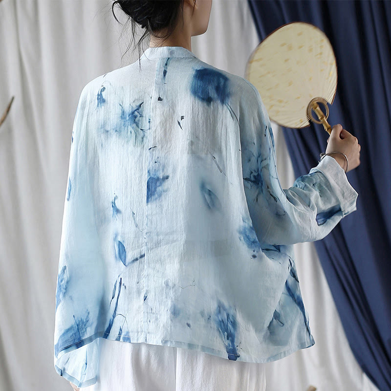 Camisa de lino con ramio y manga larga con diseño de flores azules teñidas con efecto tie-dye y Buddha Stones
