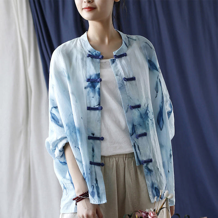 Camisa de lino con ramio y manga larga con diseño de flores azules teñidas con efecto tie-dye y Buddha Stones