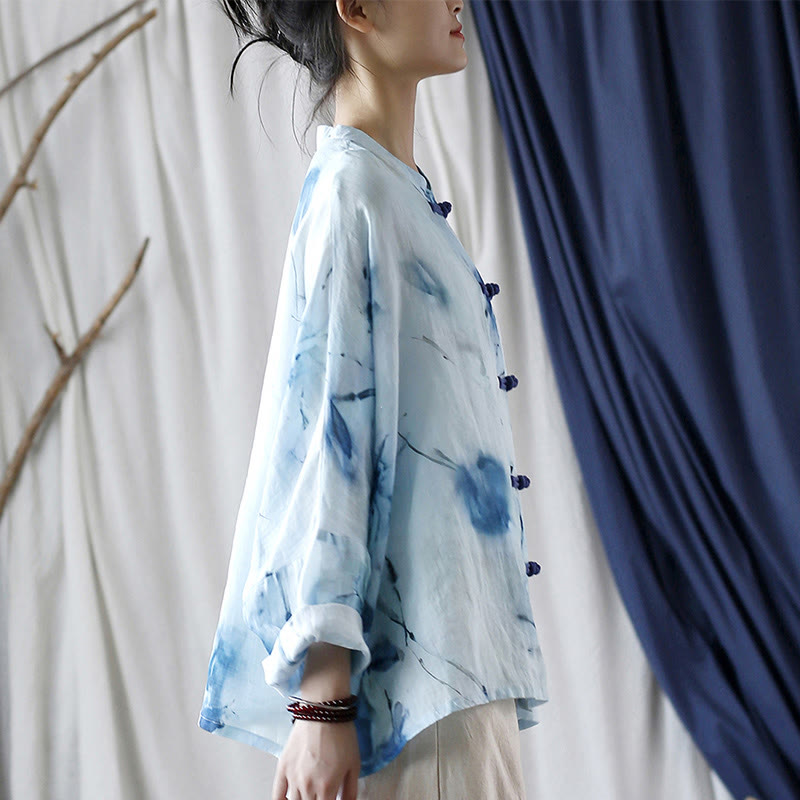 Camisa de lino con ramio y manga larga con diseño de flores azules teñidas con efecto tie-dye y Buddha Stones