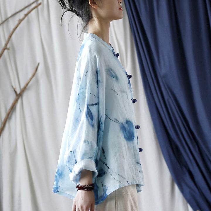 Camisa de lino con ramio y manga larga con diseño de flores azules teñidas con efecto tie-dye y Buddha Stones