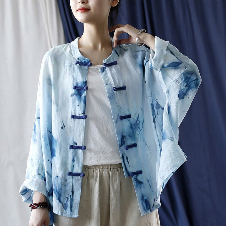 Camisa de lino con ramio y manga larga con diseño de flores azules teñidas con efecto tie-dye y Buddha Stones