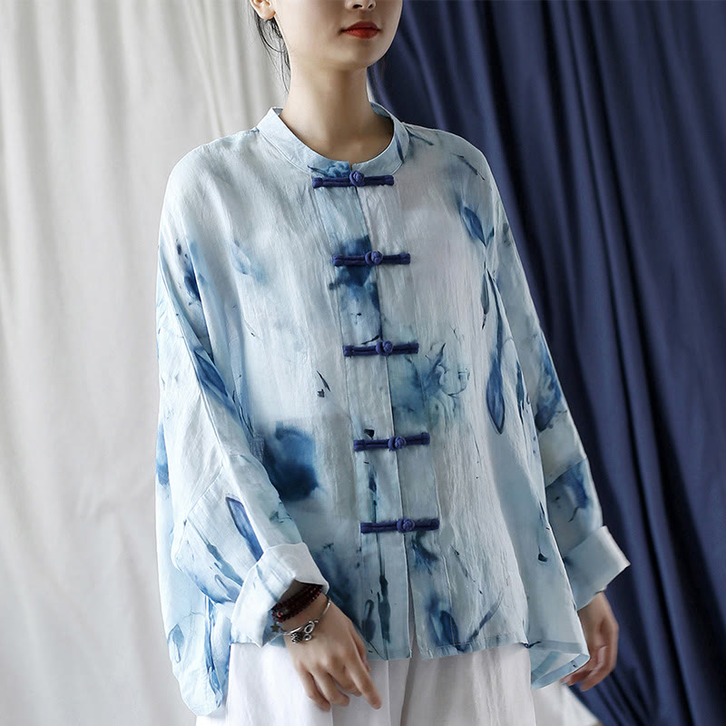 Camisa de lino con ramio y manga larga con diseño de flores azules teñidas con efecto tie-dye y Buddha Stones