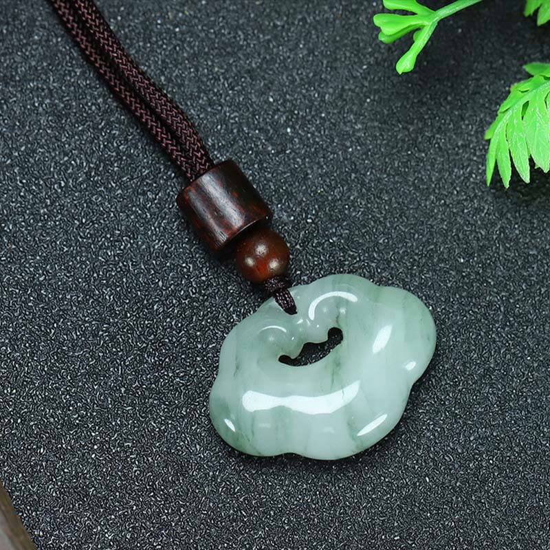 Buddha Stones Colgante de jade de seda dorada con candado chino de Tianshan Jade - Jade Tianshan pequeño de 28 x 20 mm (el color del jade puede variar) - image 0