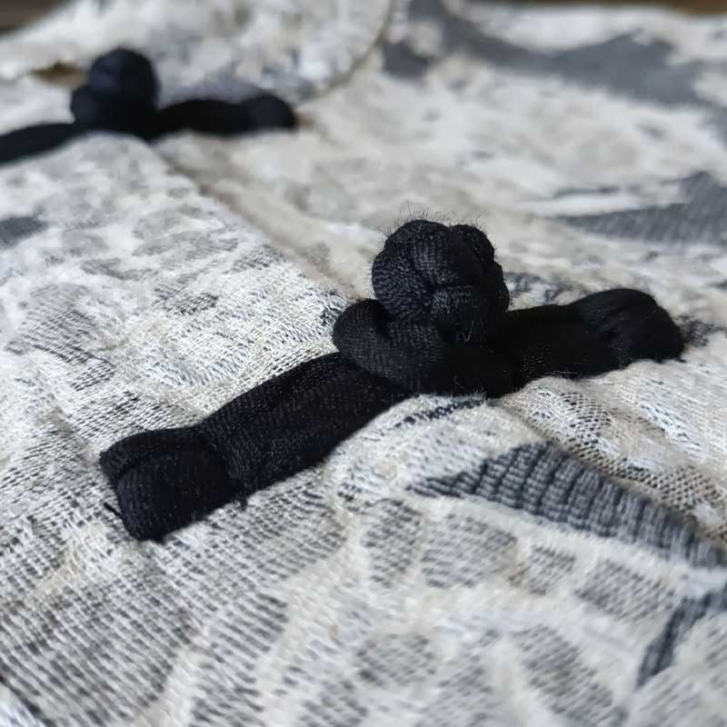 Camisa de chaqueta de lino de algodón de manga larga con diseño de botones de rana y estampado de Buddha Stones con bolsillos