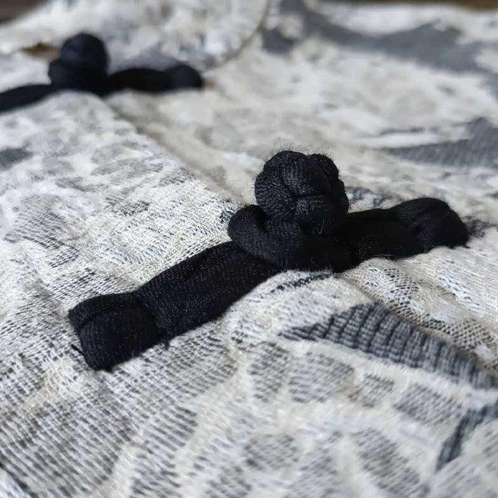 Camisa de chaqueta de lino de algodón de manga larga con diseño de botones de rana y estampado de Buddha Stones con bolsillos
