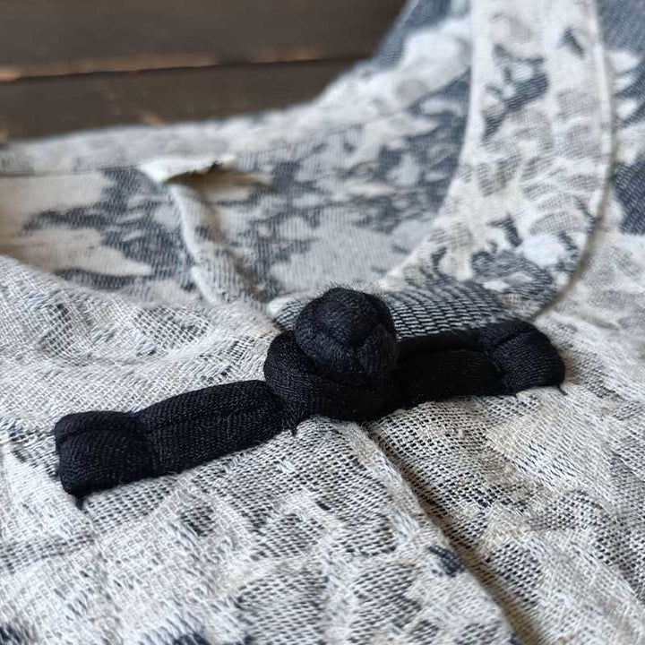 Camisa de chaqueta de lino de algodón de manga larga con diseño de botones de rana y estampado de Buddha Stones con bolsillos - image 7