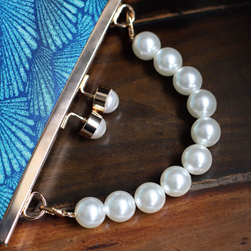 Bolso de mano de metal perlado con diseño de hoja azul pavo real vintage de Buddha Stones