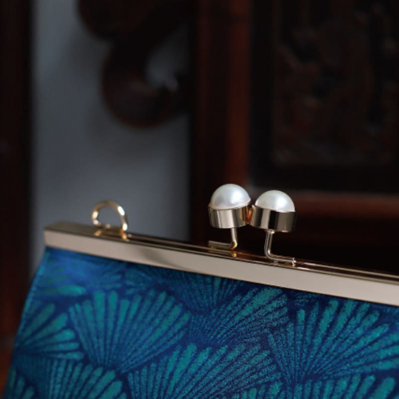 Bolso de mano de metal perlado con diseño de hoja azul pavo real vintage de Buddha Stones