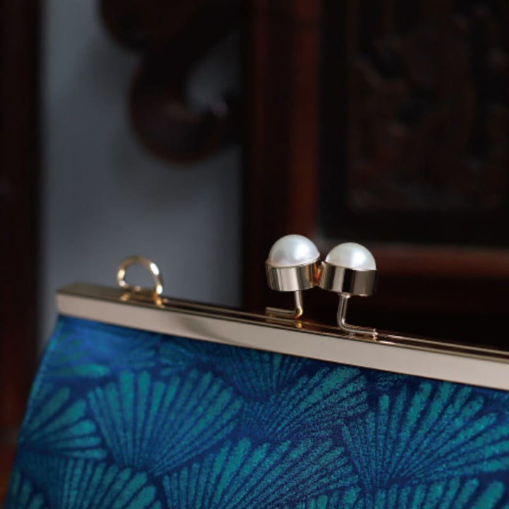 Bolso de mano de metal perlado con diseño de hoja azul pavo real vintage de Buddha Stones