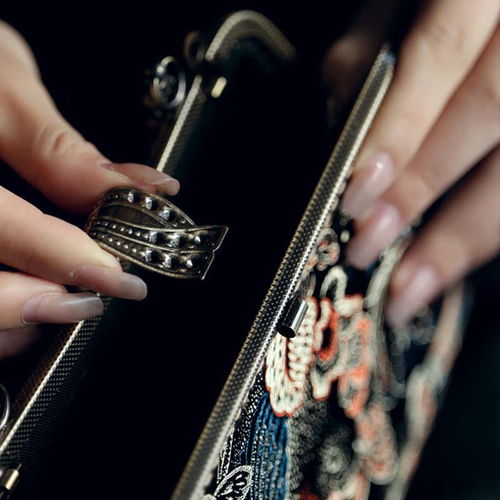Bolso de mano con asa de metal y flores de mariposa y Buddha Stones