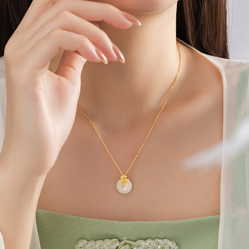Collar con colgante de plata de ley 925 con Buddha Stones , jade hetiano y hojas de ginkgo