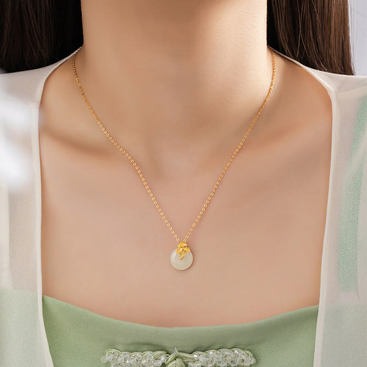 Collar con colgante de plata de ley 925 con Buddha Stones , jade hetiano y hojas de ginkgo