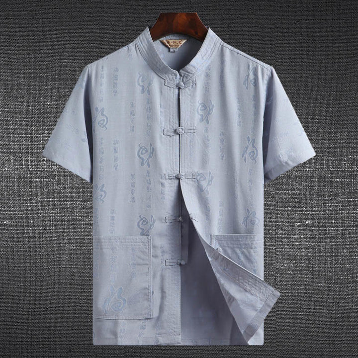 Buddha Stones botón de rana Fu personaje dragón hoja de bambú traje chino camisa de manga corta de lino con bolsillos - Azul claro - Personaje Fu - US/UK/AU46，EU56 (4XL)  - image 2