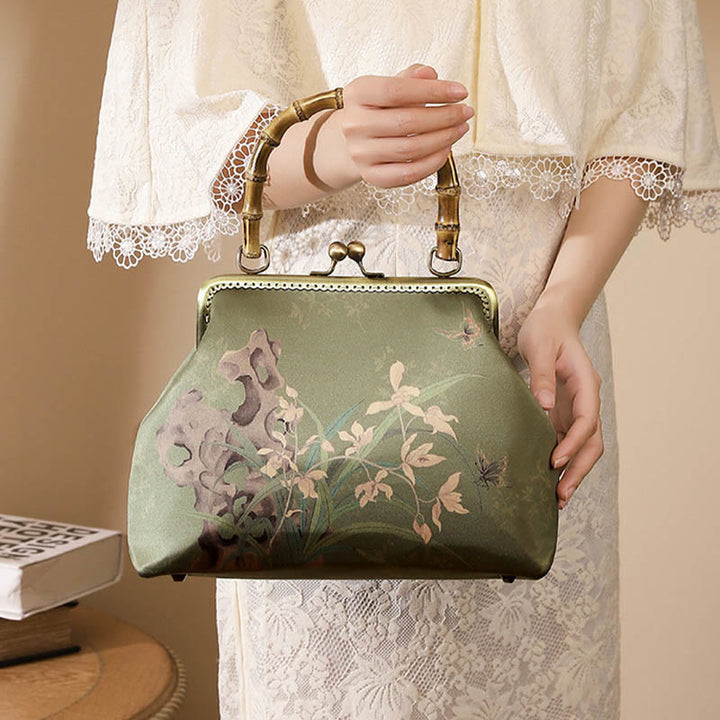 Bolso de mano cruzado con cadena de metal, asa de bambú, piedras de Buda, plantas verdes, montañas