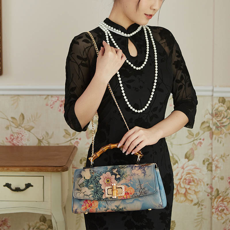 Bolso de cadena cruzada con asa de bambú, patrón de flores y piedras de Buda