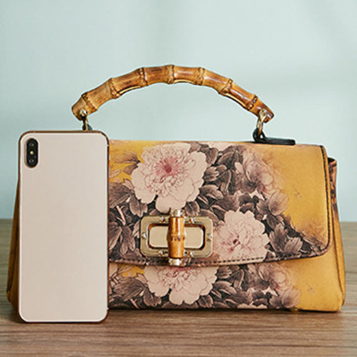 Bolso de cadena cruzada con asa de bambú, patrón de flores y piedras de Buda