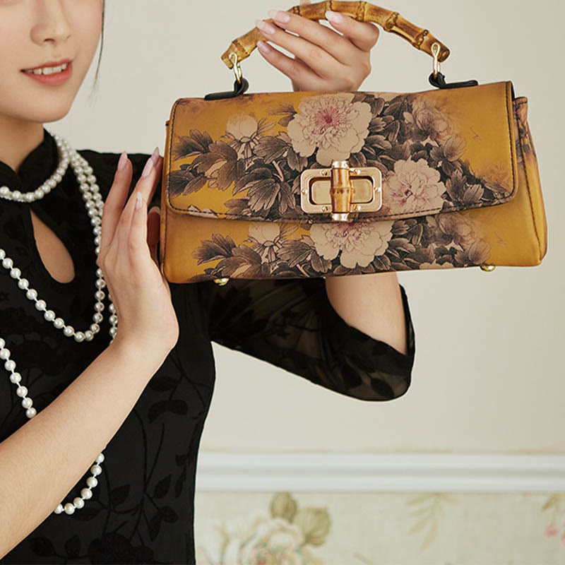 Bolso de cadena cruzada con asa de bambú, patrón de flores y piedras de Buda
