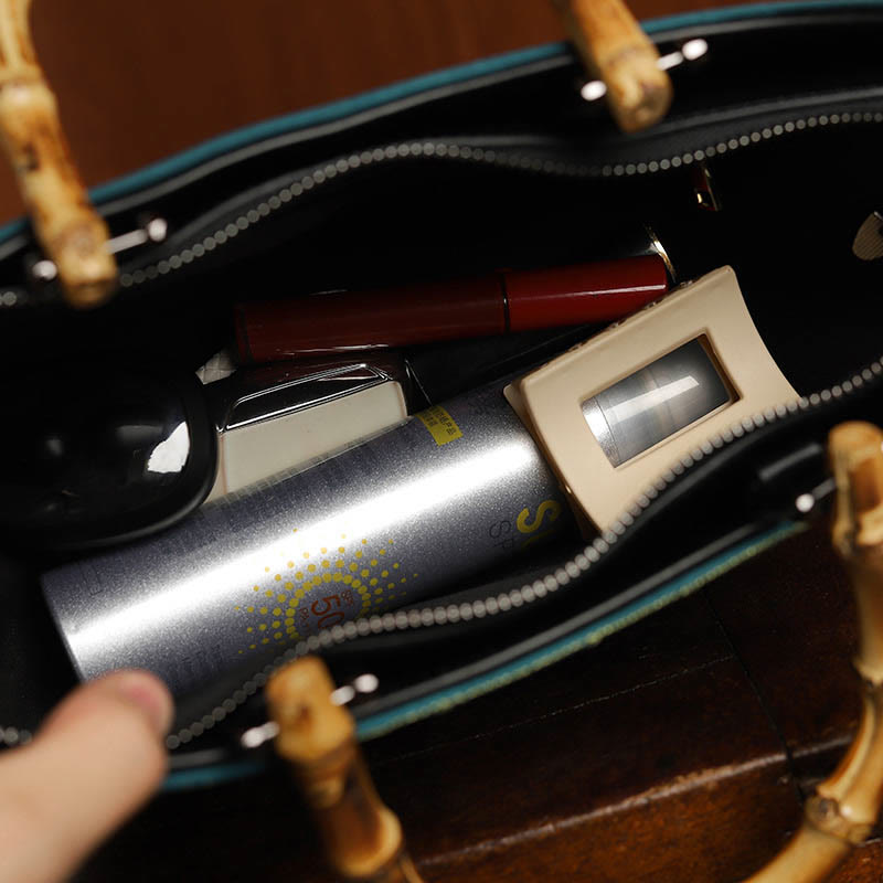 Bolso de mano con asa de bambú y bordado de loto y piedras de Buda