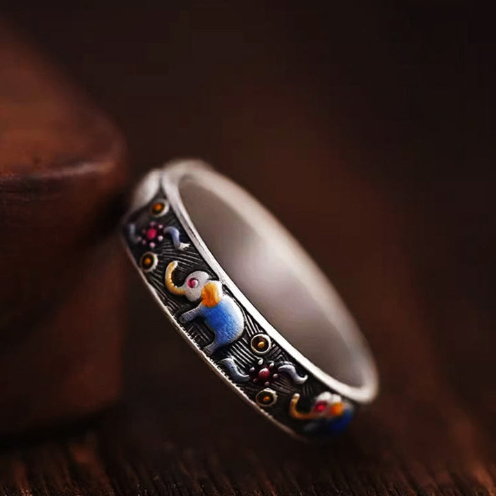 Anillo ajustable de fuerza con elefante tallado colorido de Buddha Stones
