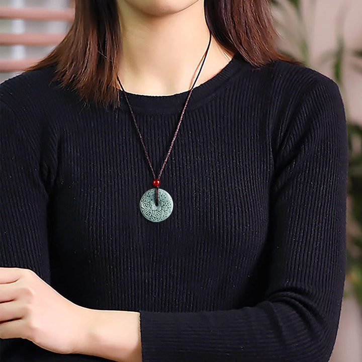 Colgante de collar de abundancia con piedra jade verde tallada en forma de flor y amuleto de paz de Buddha Stones