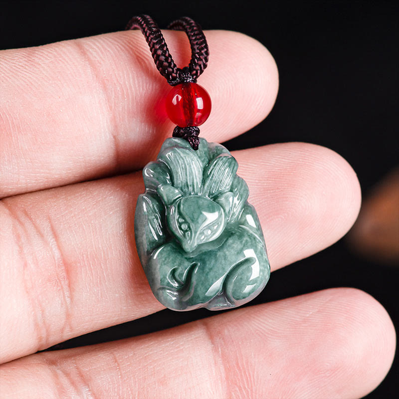 Colgante de Collar de Prosperidad con Nueve Colas de Zorro Grabado en Jade Verde Natural de Buddha Stones