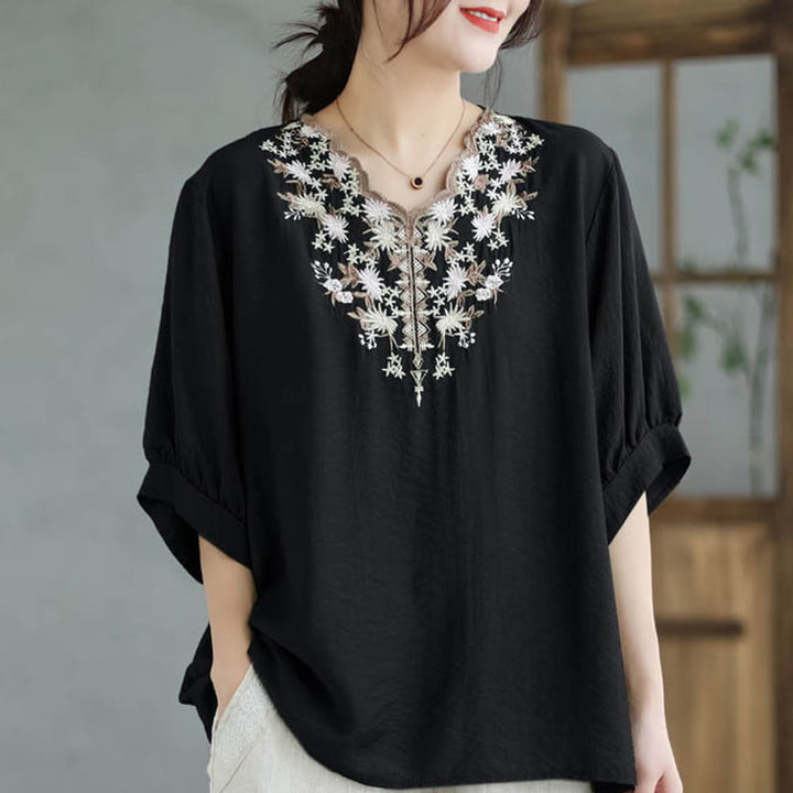 Buddha Stones Camiseta de algodón y lino con bordado floral pequeño, de cuello en V y media manga - image 1