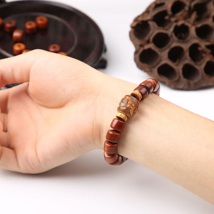 Pulsera de fuerza con Buddha Stones de hueso tibetano, cuentas Dzi de tres ojos, cuerno de oveja y ágata roja
