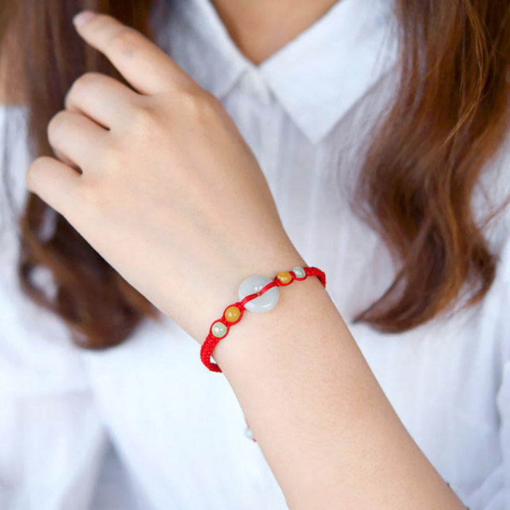 Pulsera de cuerda roja de la suerte con jade y broche de paz de Buddha Stones
