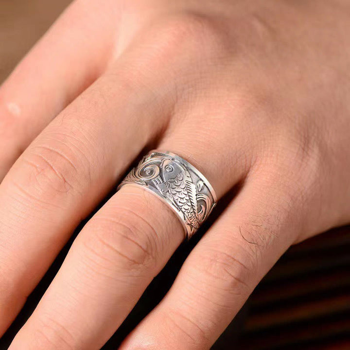 Anillo de la suerte y la riqueza con diseño tallado de Koi Fish del Sutra del Corazón de Buddha Stones