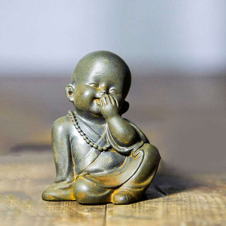Estatua de resina fundida oxidada con polvo de hierro de un pequeño monje meditando Buddha Stones para decoración de escritorio - Monje tapándose la boca 6,5 ​​x 5 cm - image 0