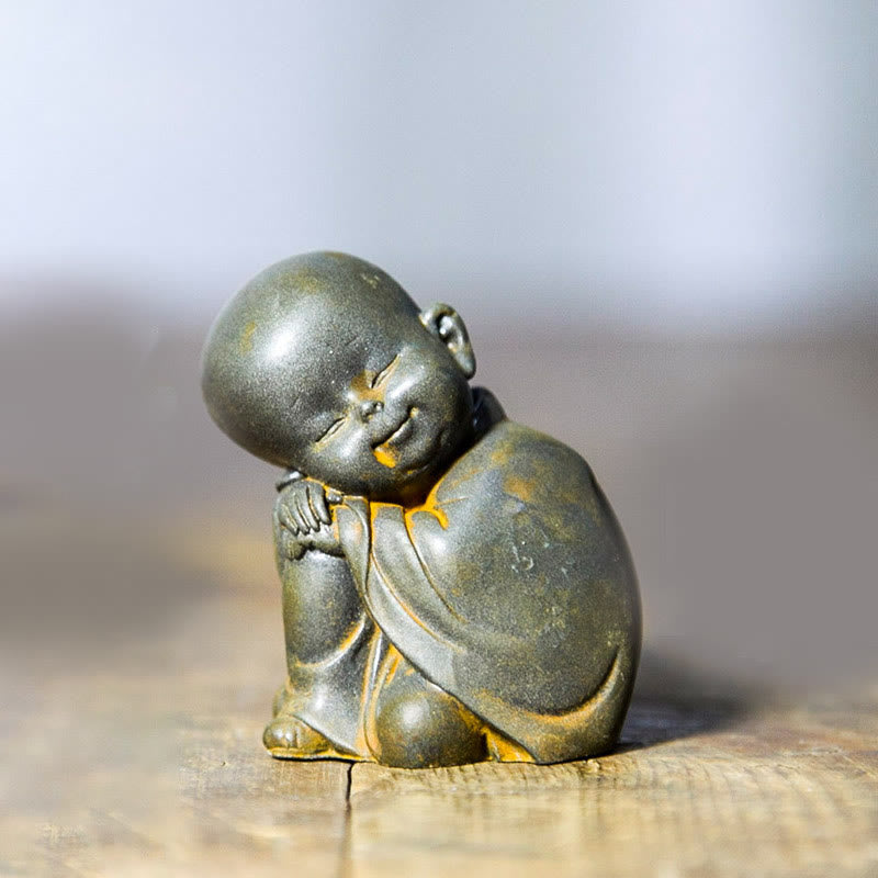 Estatua de resina fundida oxidada con polvo de hierro de un pequeño monje meditando Buddha Stones para decoración de escritorio - Monje descansando 5,5*4,7 cm - image 8