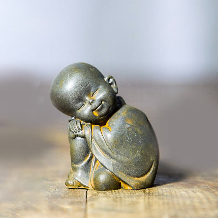 Estatua de resina fundida oxidada con polvo de hierro de un pequeño monje meditando Buddha Stones para decoración de escritorio - Monje descansando 5,5*4,7 cm - image 8