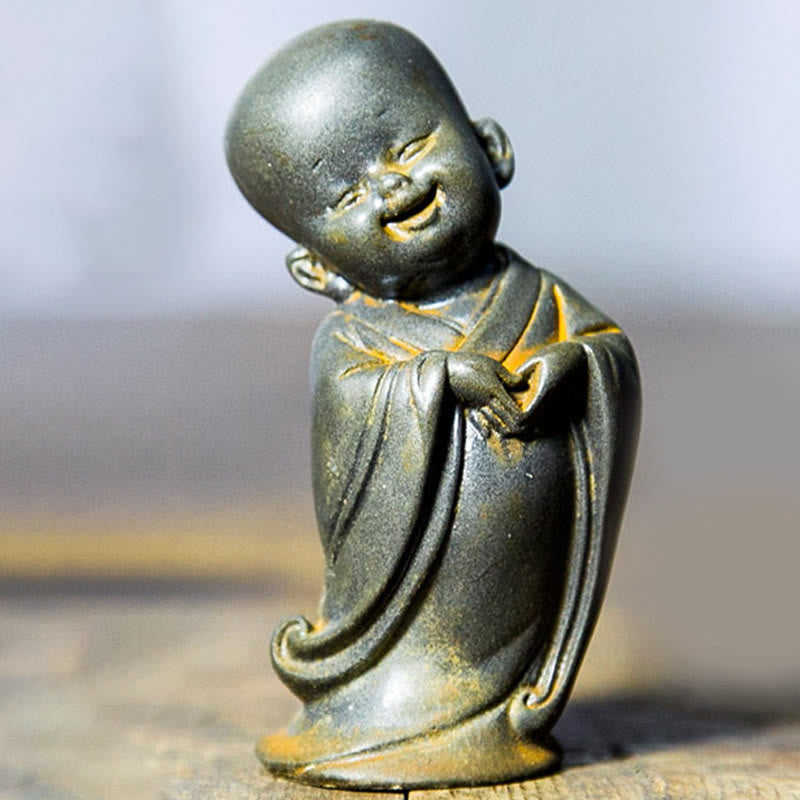 Estatua de resina fundida oxidada con polvo de hierro de un pequeño monje meditando Buddha Stones para decoración de escritorio