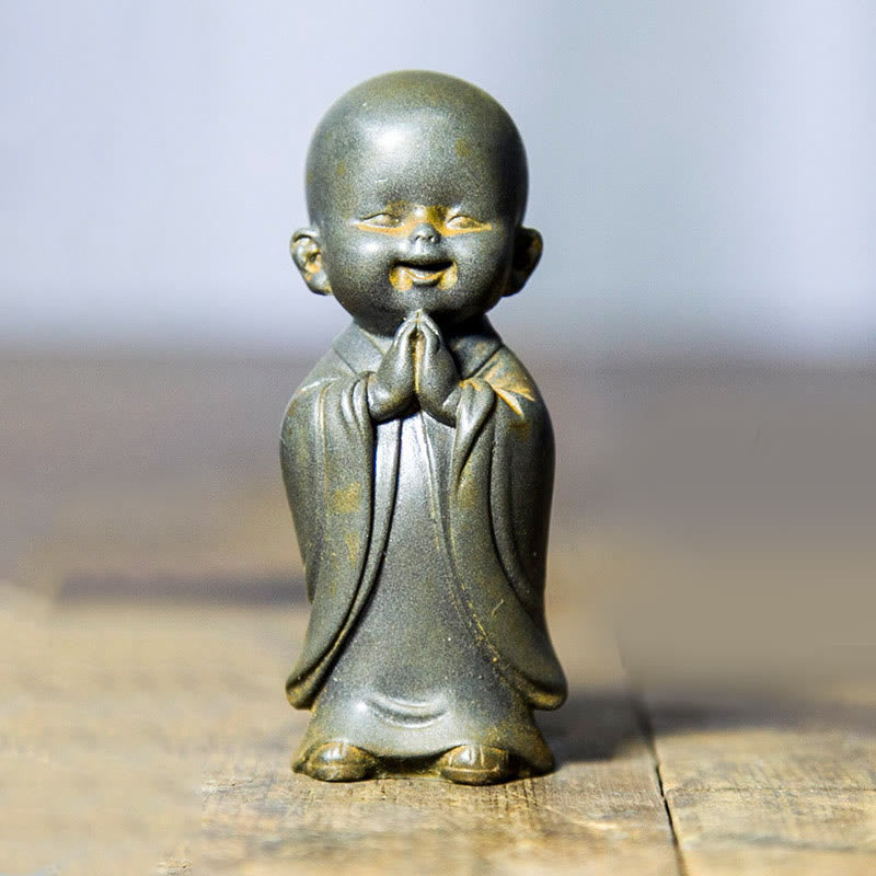 Estatua de resina fundida oxidada con polvo de hierro de un pequeño monje meditando Buddha Stones para decoración de escritorio - Monje sonriente 8*3,5 cm - image 14