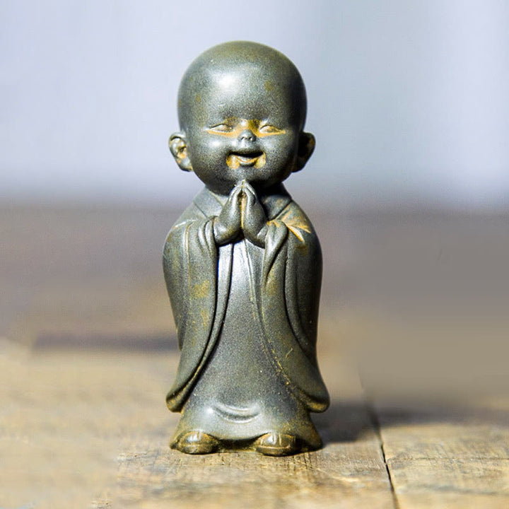 Estatua de resina fundida oxidada con polvo de hierro de un pequeño monje meditando Buddha Stones para decoración de escritorio - Monje sonriente 8*3,5 cm - image 14