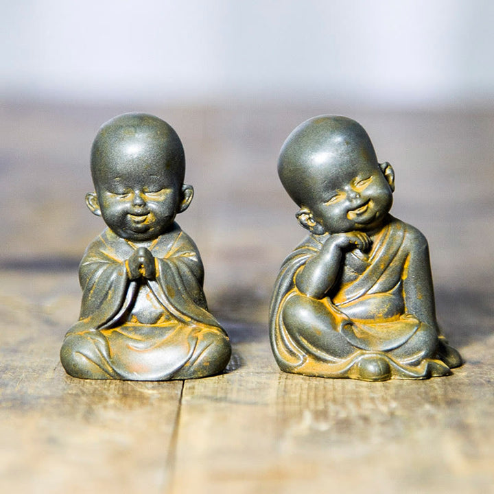 Estatua de resina fundida oxidada con polvo de hierro de un pequeño monje meditando Buddha Stones para decoración de escritorio - image 1