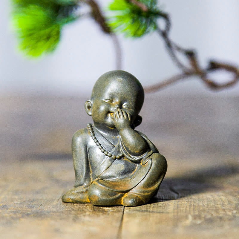 Estatua de resina fundida oxidada con polvo de hierro de un pequeño monje meditando Buddha Stones para decoración de escritorio - image 3