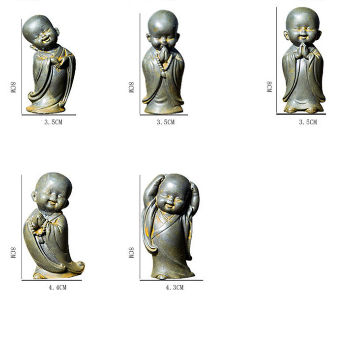 Estatua de resina fundida oxidada con polvo de hierro de un pequeño monje meditando Buddha Stones para decoración de escritorio - image 19