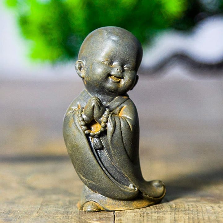 Estatua de resina fundida oxidada con polvo de hierro de un pequeño monje meditando Buddha Stones para decoración de escritorio - image 16