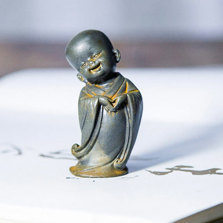 Estatua de resina fundida oxidada con polvo de hierro de un pequeño monje meditando Buddha Stones para decoración de escritorio - image 22