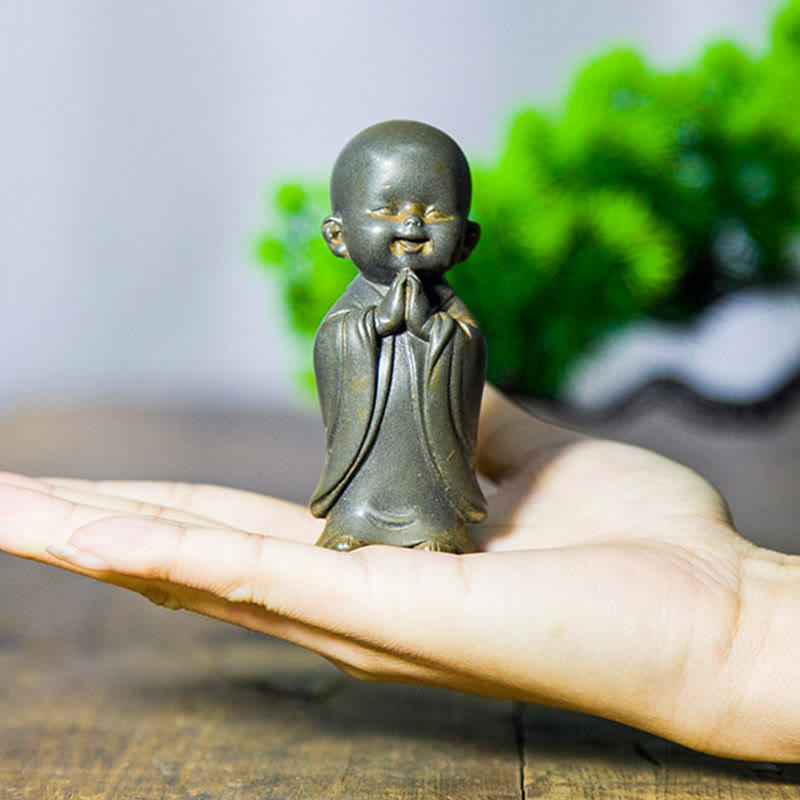 Estatua de resina fundida oxidada con polvo de hierro de un pequeño monje meditando Buddha Stones para decoración de escritorio - image 21