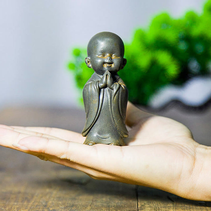 Estatua de resina fundida oxidada con polvo de hierro de un pequeño monje meditando Buddha Stones para decoración de escritorio - image 21