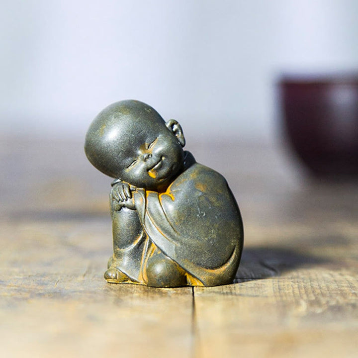 Estatua de resina fundida oxidada con polvo de hierro de un pequeño monje meditando Buddha Stones para decoración de escritorio - image 9