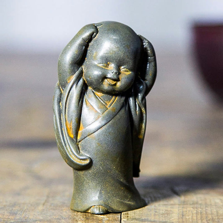 Estatua de resina fundida oxidada con polvo de hierro de un pequeño monje meditando Buddha Stones para decoración de escritorio - image 18