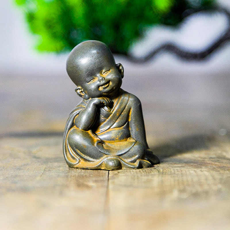 Estatua de resina fundida oxidada con polvo de hierro de un pequeño monje meditando Buddha Stones para decoración de escritorio - image 5