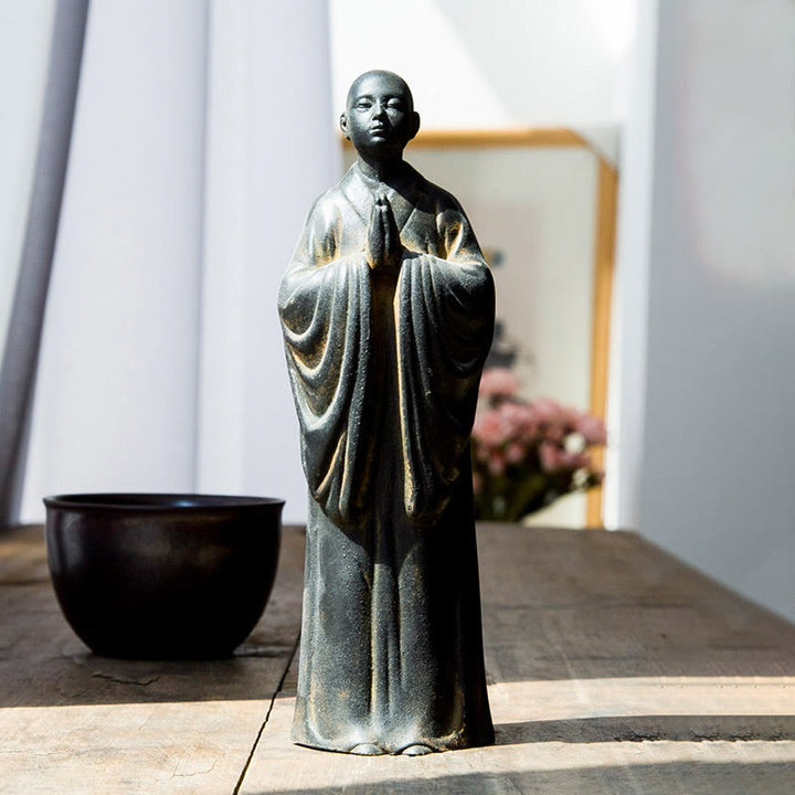 Estatua de Resina Fundida de Monje Orando Meditando en Polvo de Hierro con Óxido para Decoración del Hogar de Buddha Stones