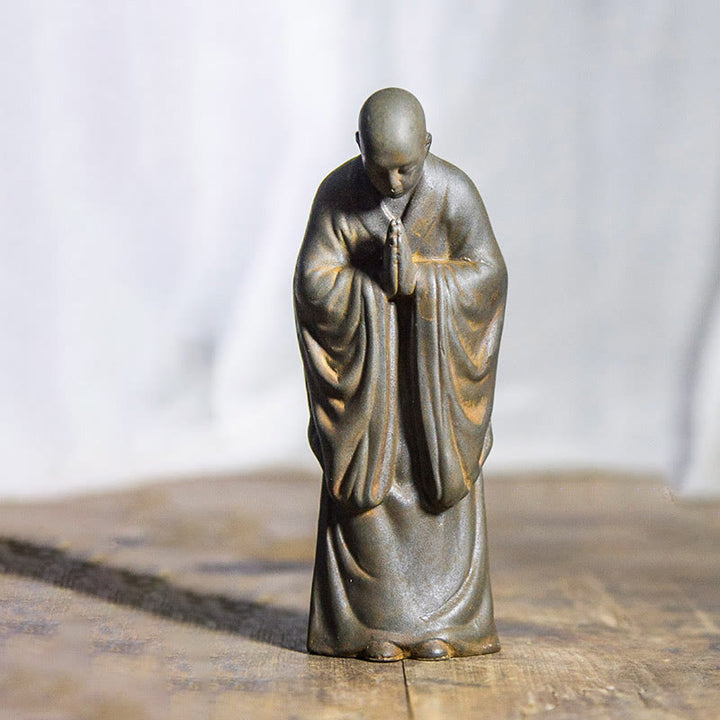 Estatua de Resina Fundida de Monje Orando Meditando en Polvo de Hierro con Óxido para Decoración del Hogar de Buddha Stones