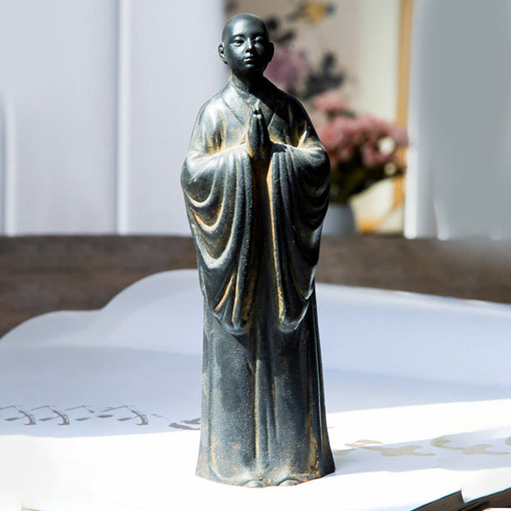 Estatua de Resina Fundida de Monje Orando Meditando en Polvo de Hierro con Óxido para Decoración del Hogar de Buddha Stones