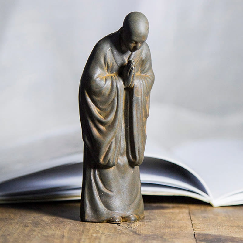 Estatua de Resina Fundida de Monje Orando Meditando en Polvo de Hierro con Óxido para Decoración del Hogar de Buddha Stones
