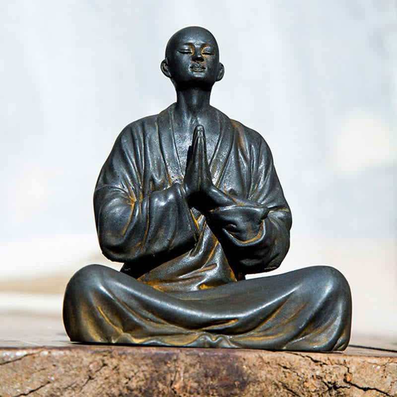 Estatua de Resina Fundida de Monje Orando Meditando en Polvo de Hierro con Óxido para Decoración del Hogar de Buddha Stones